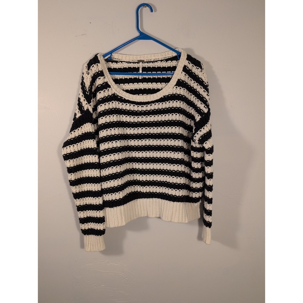 Free People Black & White Long Sleeve crocheted‎ Size S-Excellent Condition